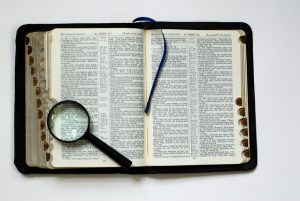 Писания, книга, увеличительное стекло