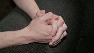 Сложенные в молитве руки