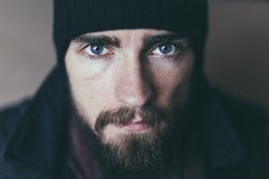 Бородатый мужчина в черной шапке, испытания