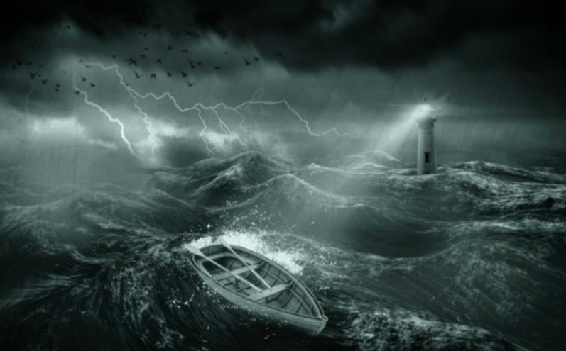Лодка в море во время бури, маяк